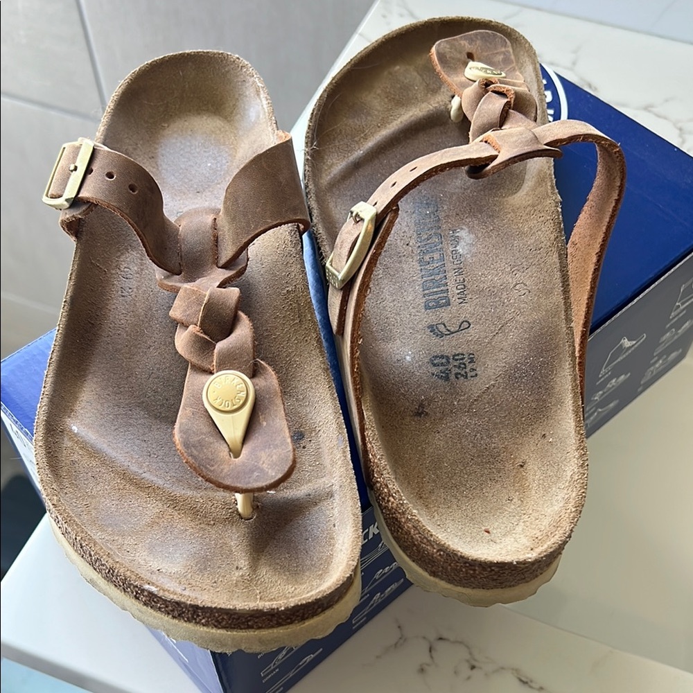 Birkenstock Gizeh braided in Cognac